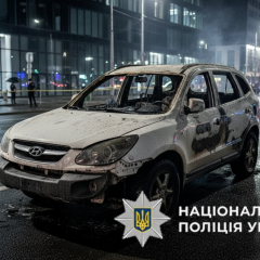Автомобіль загорівся вогнем на тлі горячих новин