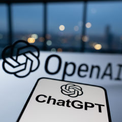 Изображение с логотипом ChatGPT