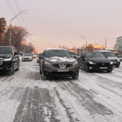 Люди падають на льоду у Києві