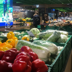 Помідори на столі з паличками