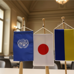 Логотип ЮНИДО и Флаг Украины