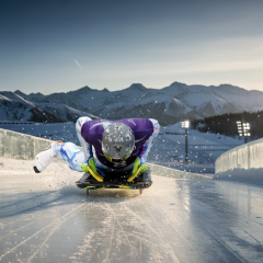 Український скелетоніст на тлі Олімпійських кілець