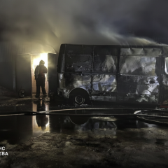 Вогонь охопив вантажівки та склад
