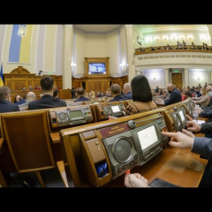 Декілька купюр доларів на темному тлі