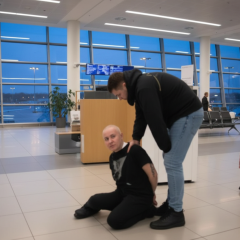 Молодий чоловік в руках поліція