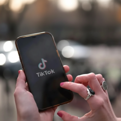 Логотипи Meta та TikTok на тлі порно