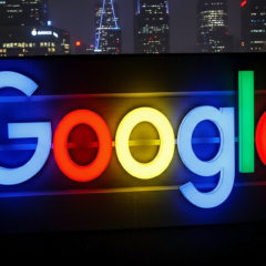Логотип Google на тлі золотих монет