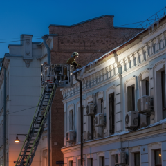 ДСНС збиває бурульки з будівлі влади