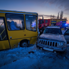Шкільний автобус з дітьми на дорозі