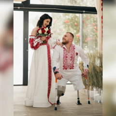 Ветеран без обох ніг встає з візка на весіллі