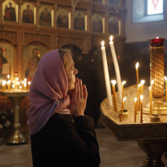 Мальчик просит прощения в церкви