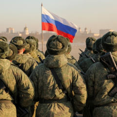 Российские солдаты на фоне войны