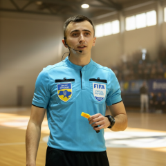 Изображение судей, сжимающих руки с игроками