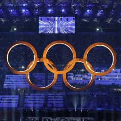 Россияне с флагами на Паралимпиаде-2026