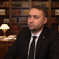 Портрет Буданова и украинского флага