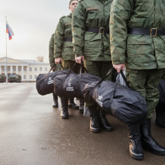 Студенты в военной форме на фоне университета
