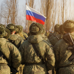 Российские артиллерийские установки на фоне города