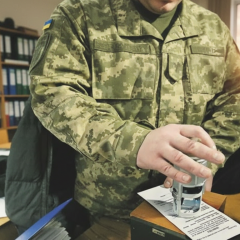 Группа людей на дороге весной