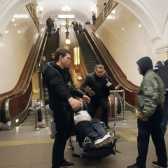 Полиция вносит данные в ЕРДР на станции метро
