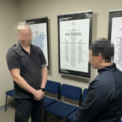 Мужчина издевается над памятником Героям