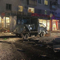 Зруйнована будівля під час атаки