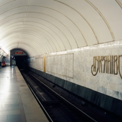 Заміна дверей на виході станції Лук'янівська