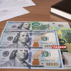 Украинские деньги и евро на фоне флагов
