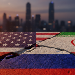 Логотипы США и России на карте мира