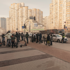 Подросток на электросамокате в городе