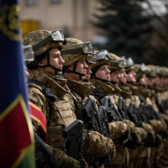 Беспилотник на фоне неба