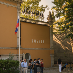 Еврокомиссия угрожает Венецианскому биеннале финансовыми санкциями из-за России