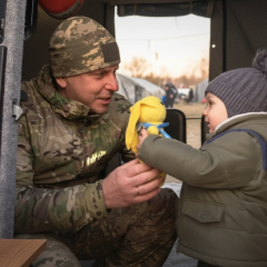 Діти евакуюються із фронту