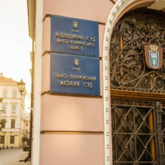 Суд закрив справу про імітатор на уроці біології: мати уникла штрафу