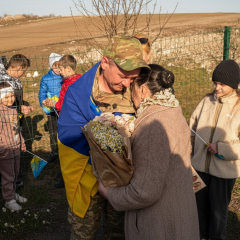 Военный вернулся из плена после обмена