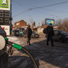 Изображение денег и заправки автомобиля