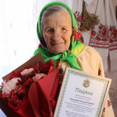 100-летняя женщина на огороде в Тернопольской области