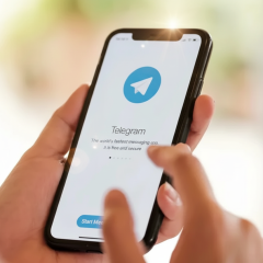 Месенджер Telegram на екрані смартфона
