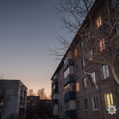 Пограбування літньої жінки через дах