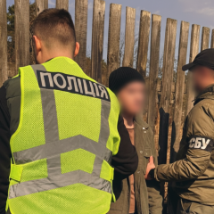 21-летний житель Бучи в шлеме