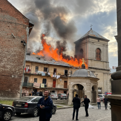 Поврежденный жилой дом во Львове