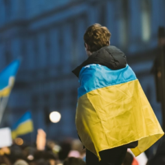 Философ Владимир Никитин на фоне книг