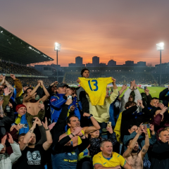 Флаги Украины и Швеции на фоне футбольных мячей