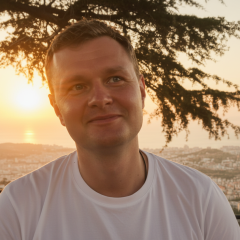 Портрет Олексія Кавицького на фоні бізнесу
