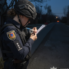 Військовий стріляє у повітря