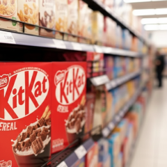 Вкрадені батончики KitKat на транспорті
