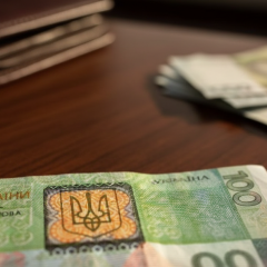 Порожнє парковисько з автомобілем