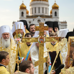 Логотипы трех религиозных организаций на фоне судебного здания