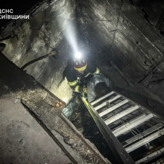 Рятувальники піднімають дівчину з шахти