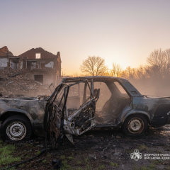 Зруйнований будинок в Нікополі після атаки