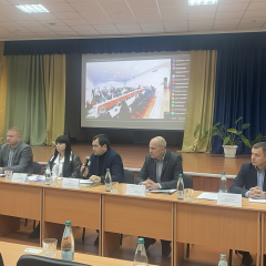 Люди демонстрируют плакат под чернобыльцами